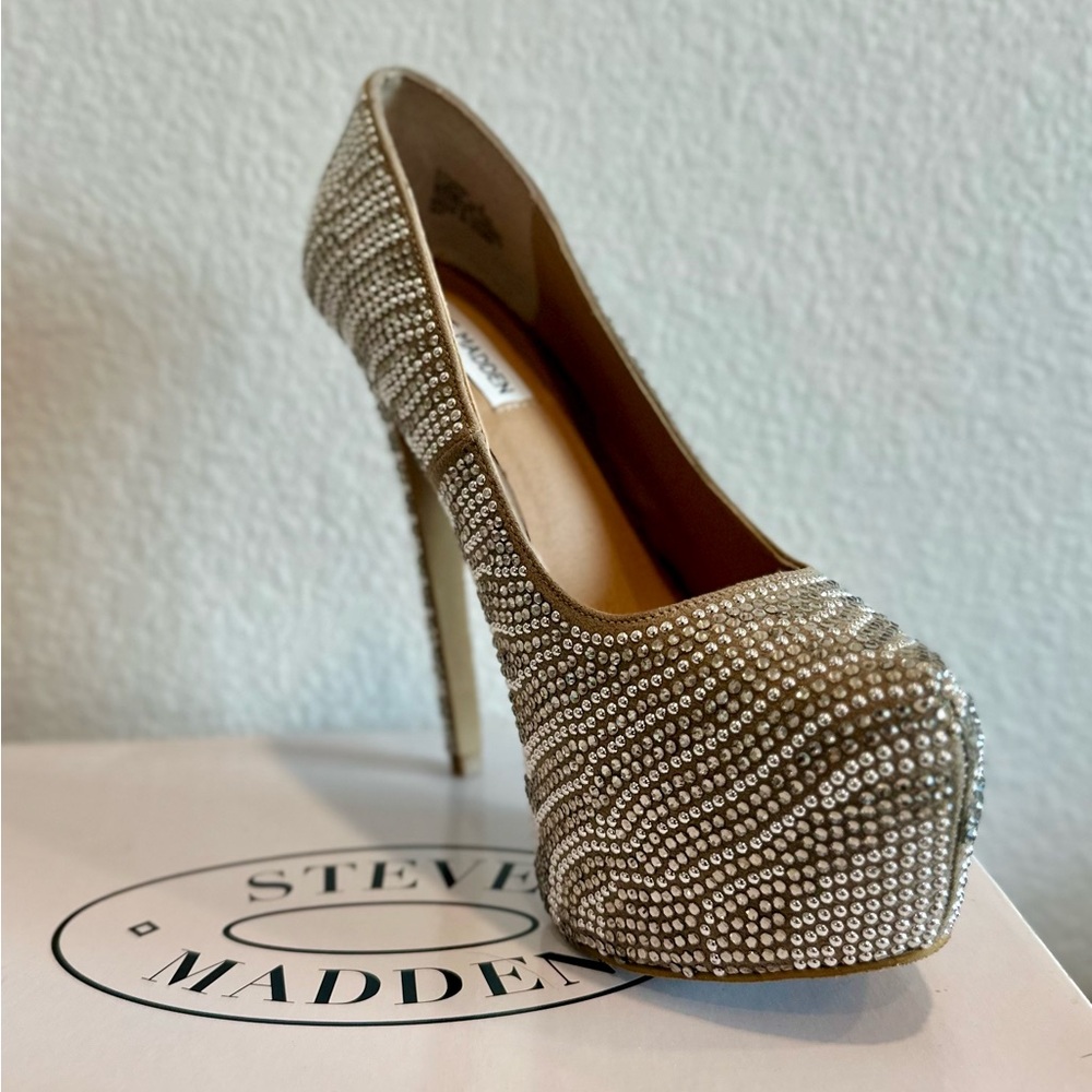 NEW Steve Madden Glittering Rhinestone Platform Pumps